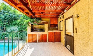 Casa De Tres Pisos Familiar En Condominio