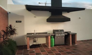 apartamento en arriendo en prados del este. Cod A11198