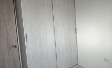 apartamento en arriendo en prados del este. Cod A11198
