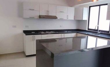 En venta casa con jardín y acabados de lujo en Coatepec