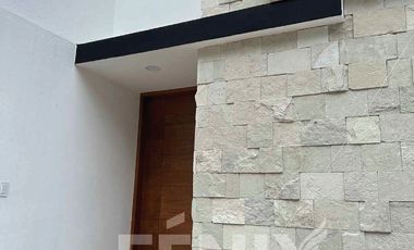 En venta casa con jardín y acabados de lujo en Coatepec