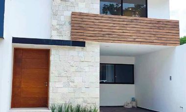 En venta casa con jardín y acabados de lujo en Coatepec