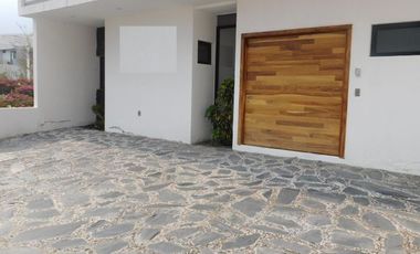 Casa con area de TV y roof garden, Lomas de Juriquilla. VENTA