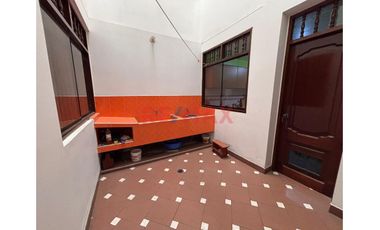 Venta De Casa En Esquina Frente A Parque A Una Cuadra De La Av. Villarreal