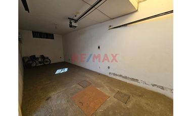 Venta De Casa En Esquina Frente A Parque A Una Cuadra De La Av. Villarreal