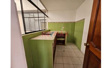 Venta De Casa En Esquina Frente A Parque A Una Cuadra De La Av. Villarreal