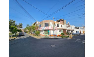 Venta De Casa En Esquina Frente A Parque A Una Cuadra De La Av. Villarreal