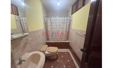 Venta De Casa En Esquina Frente A Parque A Una Cuadra De La Av. Villarreal