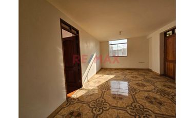 Venta De Casa En Esquina Frente A Parque A Una Cuadra De La Av. Villarreal