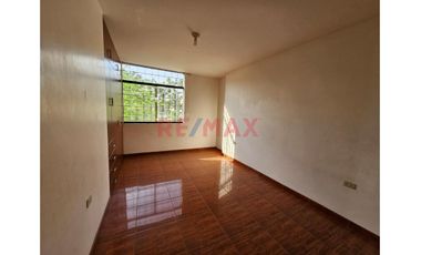 Venta De Casa En Esquina Frente A Parque A Una Cuadra De La Av. Villarreal