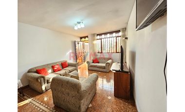 Venta De Casa En Esquina Frente A Parque A Una Cuadra De La Av. Villarreal