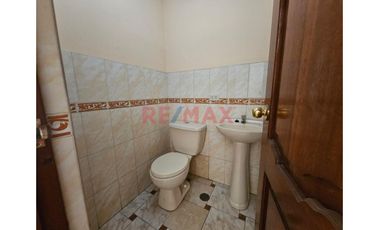 Venta De Casa En Esquina Frente A Parque A Una Cuadra De La Av. Villarreal