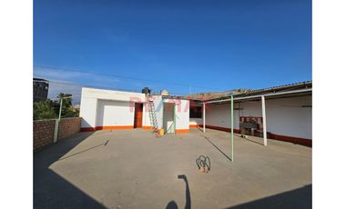 Venta De Casa En Esquina Frente A Parque A Una Cuadra De La Av. Villarreal