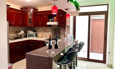 Casa con departamento y local en La Media Luna