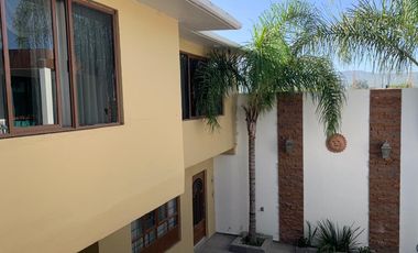 Casa con departamento y local en La Media Luna