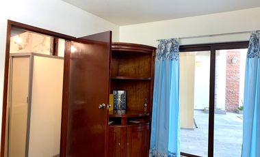 Casa con departamento y local en La Media Luna