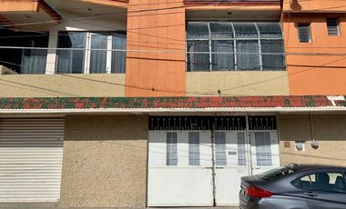 Casa con departamento y local en La Media Luna