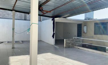 Casa con departamento y local en La Media Luna