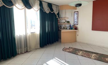 Casa con departamento y local en La Media Luna