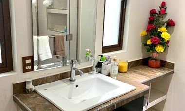 Casa con departamento y local en La Media Luna