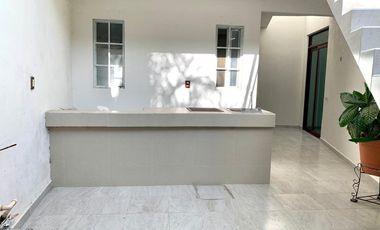 Casa con departamento y local en La Media Luna