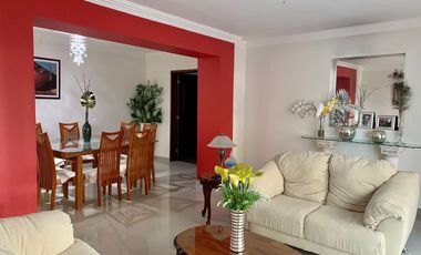 Casa con departamento y local en La Media Luna