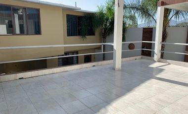 Casa con departamento y local en La Media Luna