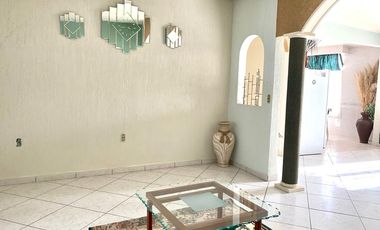 Casa con departamento y local en La Media Luna