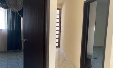 Casa con departamento y local en La Media Luna