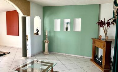 Casa con departamento y local en La Media Luna