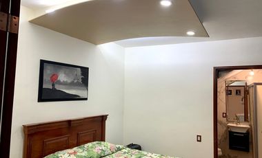 Casa con departamento y local en La Media Luna