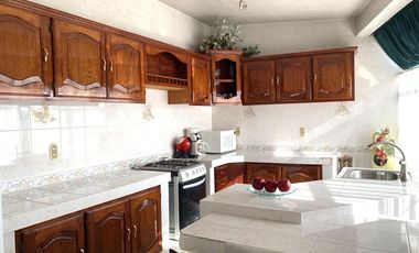 Casa con departamento y local en La Media Luna