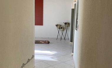 Casa con departamento y local en La Media Luna