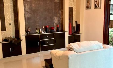 Casa con departamento y local en La Media Luna