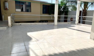 Casa con departamento y local en La Media Luna