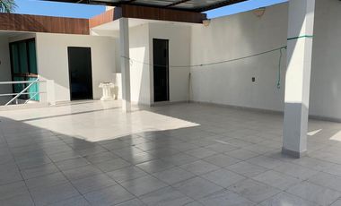 Casa con departamento y local en La Media Luna