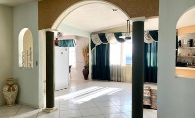 Casa con departamento y local en La Media Luna