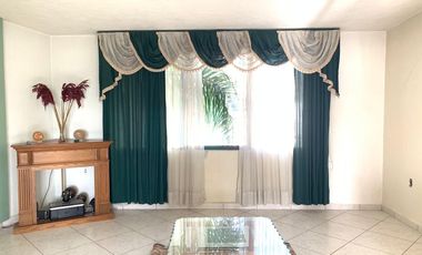 Casa con departamento y local en La Media Luna