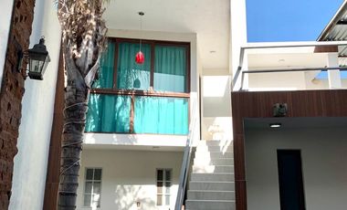 Casa con departamento y local en La Media Luna