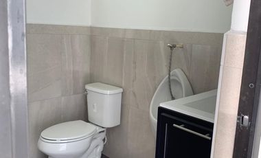 Casa con departamento y local en La Media Luna