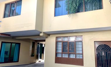 Casa con departamento y local en La Media Luna