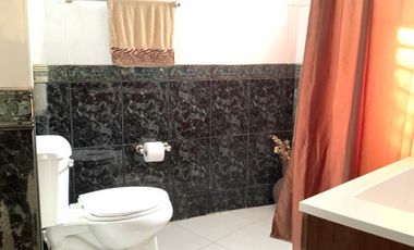 Casa con departamento y local en La Media Luna