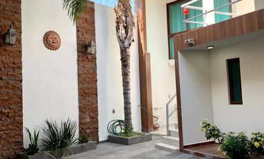 Casa con departamento y local en La Media Luna