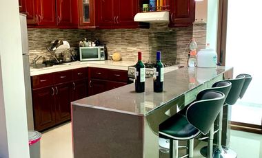 Casa con departamento y local en La Media Luna