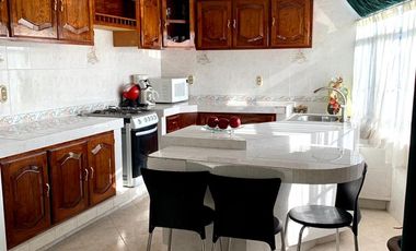 Casa con departamento y local en La Media Luna