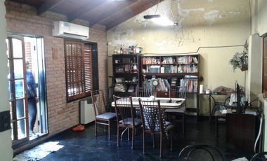 CASA DE 4 AMBIENTES MAS DEPARTAMENTO DE 3 AMBIENTES