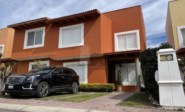 Casa en Venta en Juriquilla, con jardín y caseta de vigilancia.