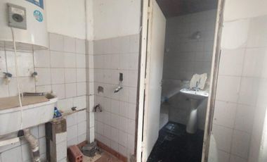 PH INTERNO CON 3 HABITACIONES, COCINA COMEDOR, LAVADERO CUBIERTO Y PATIO.