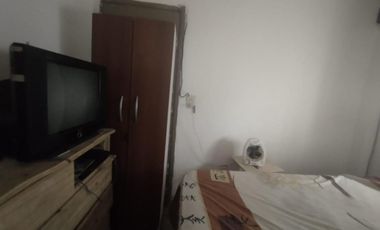 PH INTERNO CON 3 HABITACIONES, COCINA COMEDOR, LAVADERO CUBIERTO Y PATIO.