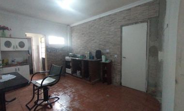 PH INTERNO CON 3 HABITACIONES, COCINA COMEDOR, LAVADERO CUBIERTO Y PATIO.